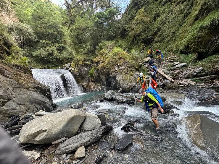 景很美，但只能專心過溪！