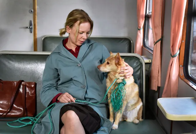 女主角與狗狗卓別林