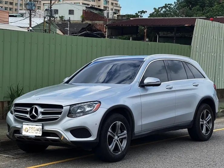中古車估價的分析 在二手車市場中，中古車估價是一個關鍵的環節，涉及到多方面的因素。對於車主、買家和中古車商而言，了解如何準確估價一輛中古車是至關重要的。本文將深入探討中古車估價的專業分析，提供清晰的指南和建議。
