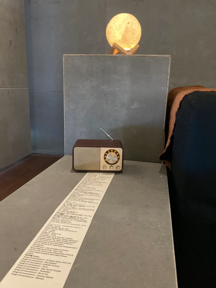 放置音響作為整個展場的ＢＧＭ，列有歌單