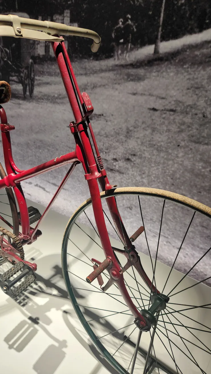 第一台有避震前叉的自行車。