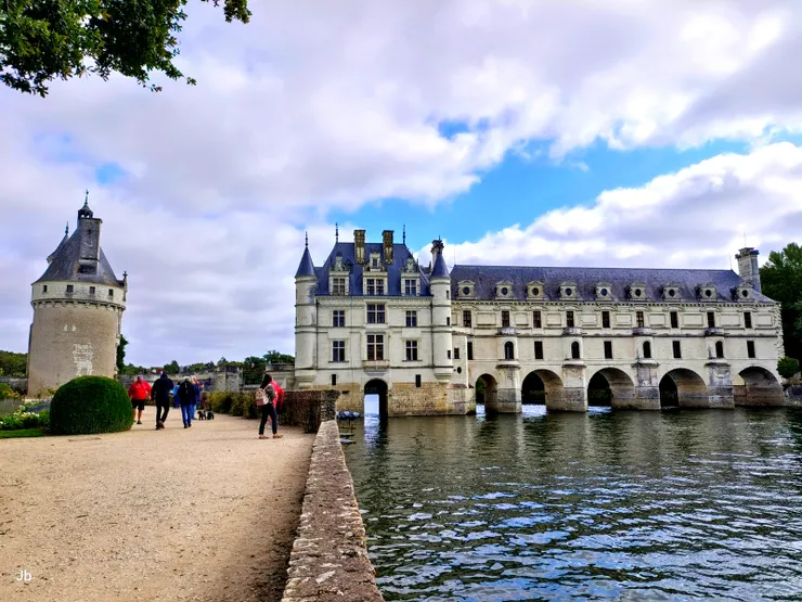 【我先穿過凱瑟琳花園觀賞水景 拱柱的長廊曾分隔自由與奴役 謝爾河面反映的儼然歷史倒影】