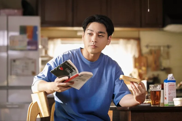 在家總是書不離手的洸人。圖片來源:《獅子的藏身處》劇照