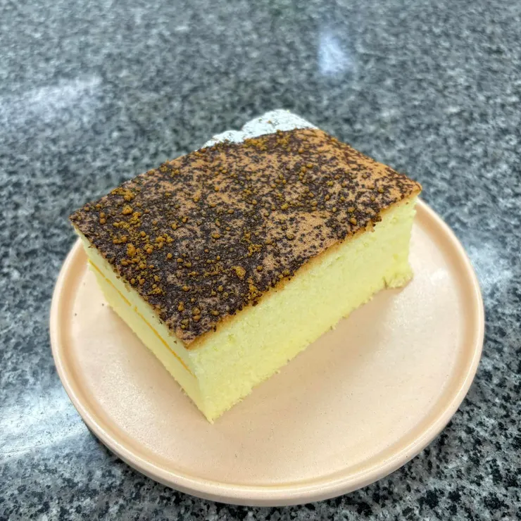 中間夾起司片，上面撒帕瑪森乳酪，鹹鹹香香的好吃~