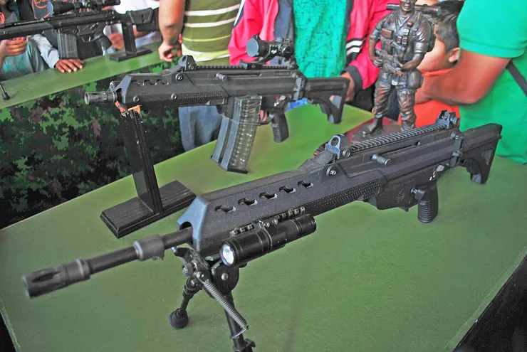 在憲法廣場上墨西哥陸軍公共關係活動上展出的第二代FX-05突擊步槍型和卡賓槍型，注意其黑色的表面處理、安裝在突擊步槍型以上的戰術燈和兩腳架以及安裝在卡賓槍型以上的紅點鏡。
