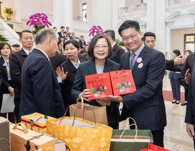 炒茶達人徐敬欽與前總統蔡英文