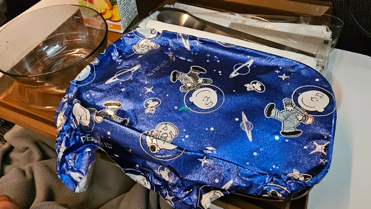 老爸的主餐加熱好送上來了!史努比的錫箔紙好可愛!