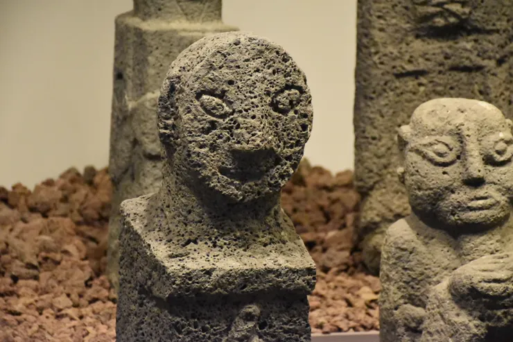 最喜歡的展品是笑得靦腆的童子石。