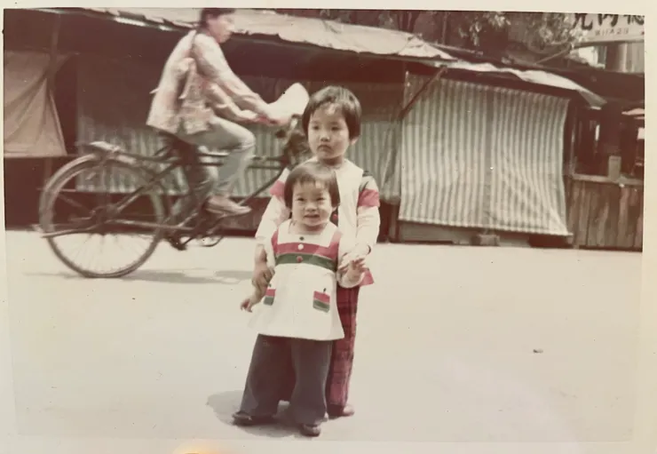 姊姊和我，在台北市南京東路五段291巷，我大約兩歲。