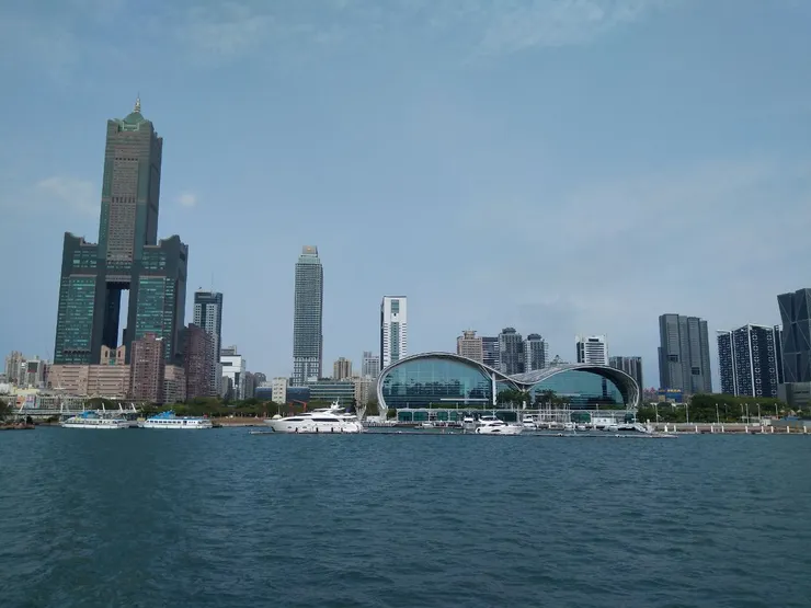 窗外風景。 依然美麗。在這邊~可以看到高雄美麗的城市~港市合一。