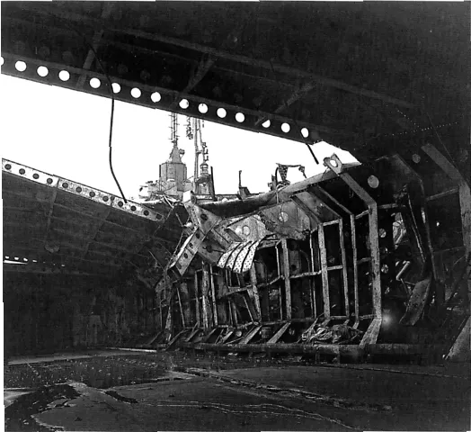 一枚2000磅(910公斤)的美國炸彈在葛城號的上層機庫甲板上爆炸造成的破壞,透過飛行甲板上的破洞可以看到兩根雷達天線。