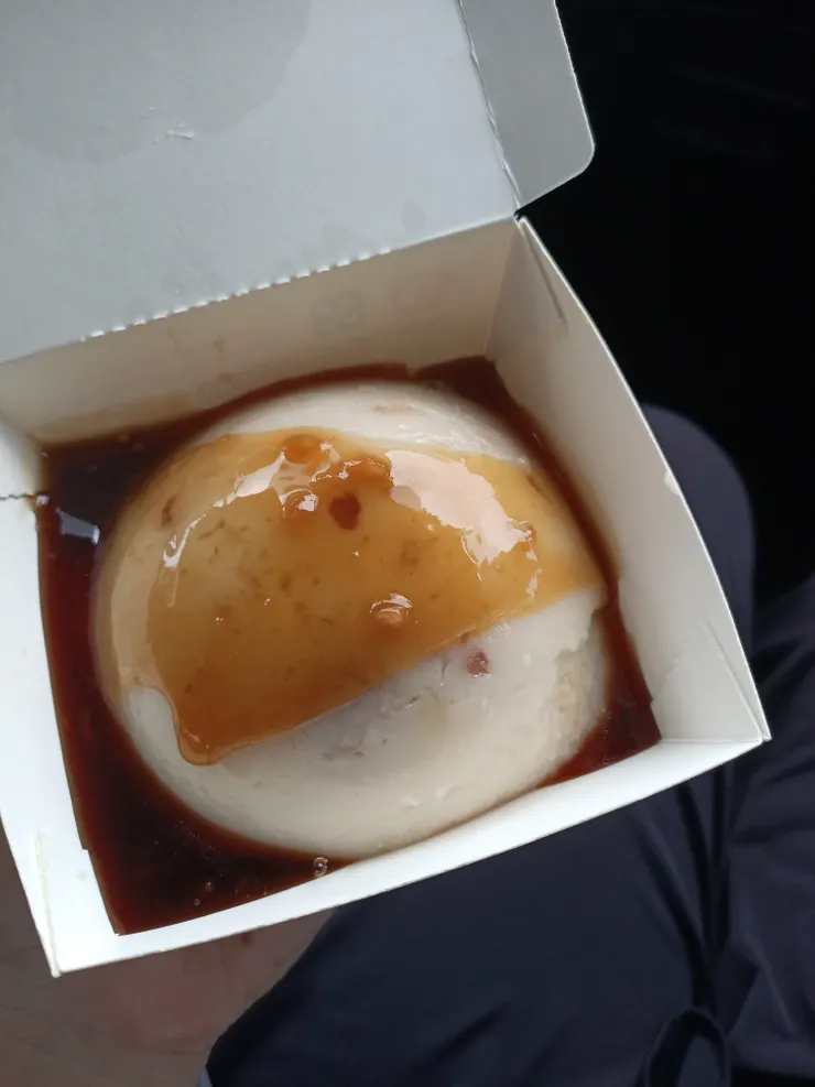 加上醬汁,也有辣椒醬跟蒜泥,但我們沒拿😆,聽說加蒜泥很好吃,可惜了!