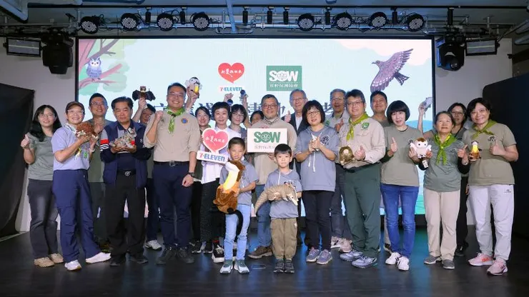 ▲荒野保護協會超過2萬名志工以多元形式守護淺山棲地，與會的大志工與小志工手持淺山動物玩偶一同合影，象徵守護淺山生態的決心