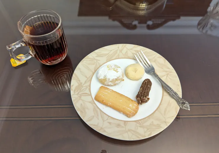 開齋節早晨的熱紅茶與節慶餅