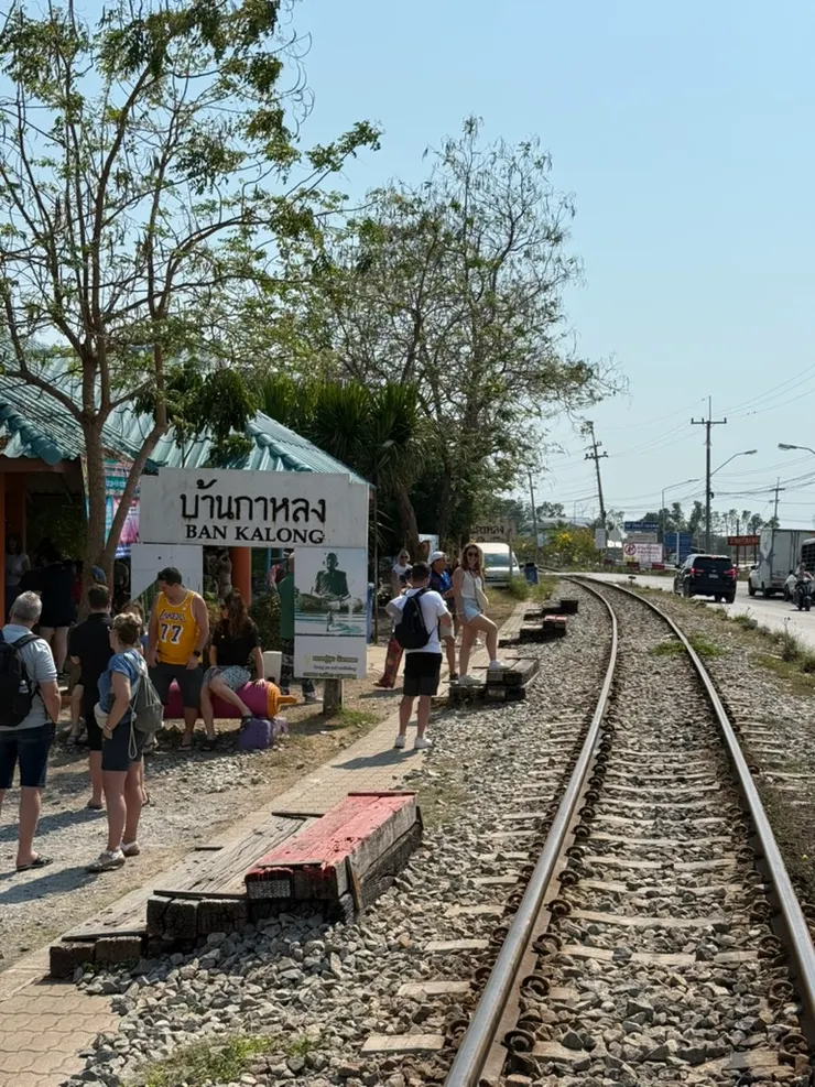 開放式車站 要不是有鐵軌旁的枕木根本不會知道這是個站？