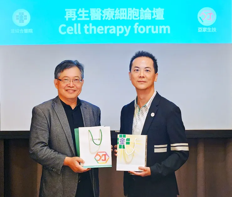 圖說:(右)亞家生技創辦人吳坤烈博士與(左)童綜合醫院童敏哲總院長互換紀念品,展現雙方積極合作的友好態度。(資料來源:亞家生技)