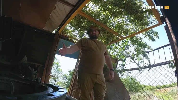 相對前方有相對多的裝甲、後方引擎部位則是以柵欄的方式包覆。(畫面來源：Армія TV)