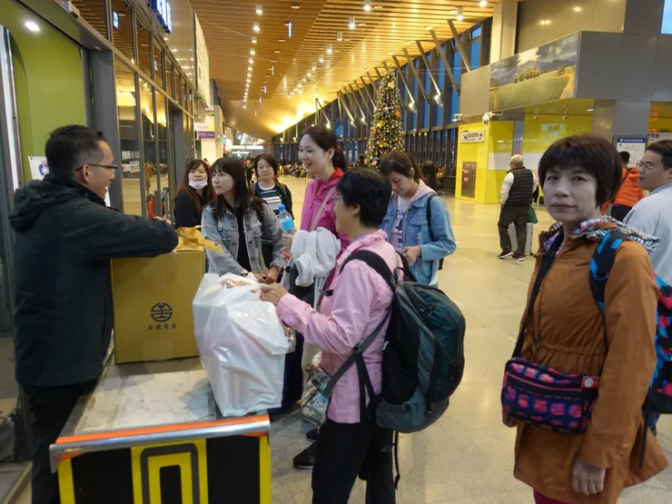 領隊終於出現了!發便當後解散!記得下車蛤>