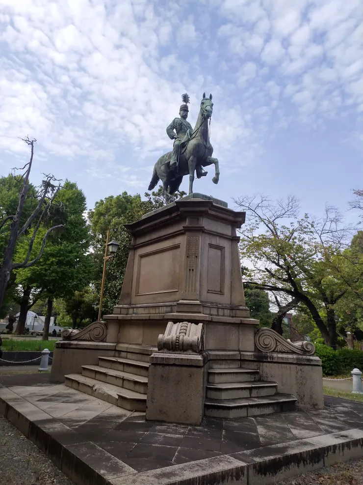 又是以雕像開場