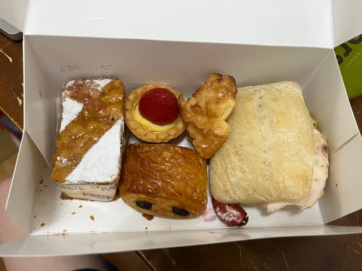 草莓千層派、草莓塔、巧克力捲、雞肉三明治，一盒要價365，有點盤又不會太盤。