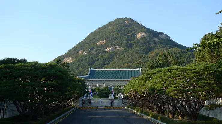 青瓦台（來源：https://gongu.copyright.or.kr/gongu/wrt/wrt/view.do?wrtSn=11075908&menuNo=200018）