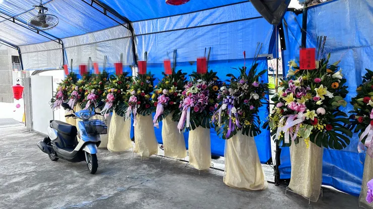 心情故事花房：台南喪禮蘭花、羅馬柱及各種喪禮用品的專業選擇，提供迅速服務與網路諮詢"
