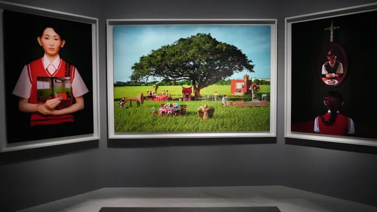 特別喜歡周慶輝對於作品的策展安排：中間放置情境大圖、左右兩側則是相對應的人物肖像，宛如在看故事般，能夠讓觀眾自由串聯周慶輝想表達的意境。圖片來源：自攝