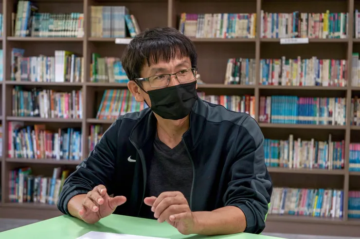 曾獲師鐸獎的二水國中教師楊傳峰,認為應該要創造更友善的教育環境,才能夠吸引人才投入,讓偏遠學校能夠成為人才自我實踐的場域。(攝影/張妤瑄)