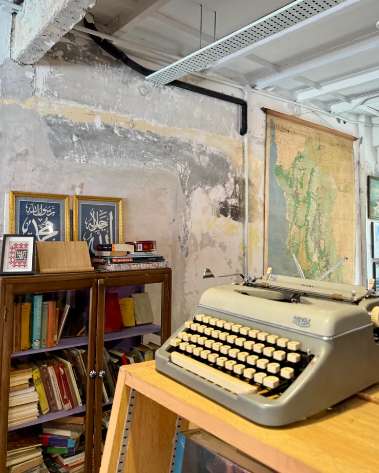 書店裡陳列許多古董