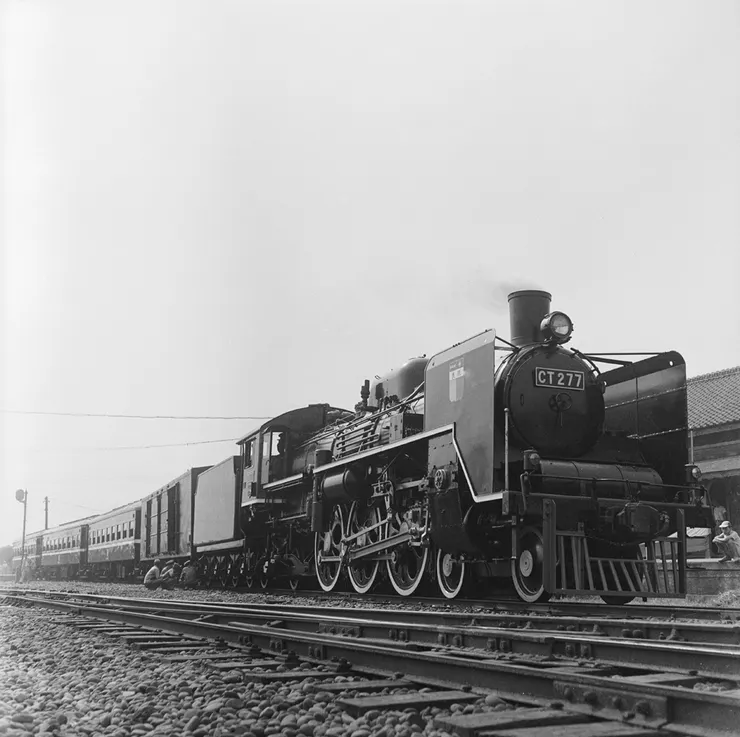 美援火車。早期美援火車有DT650及CT270型，為當時最快的客運火車。（圖片來源：國家文化記憶庫）