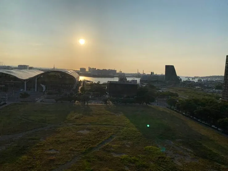 知名飯店與高雄市總圖連接的空橋，正巧遇上夕陽