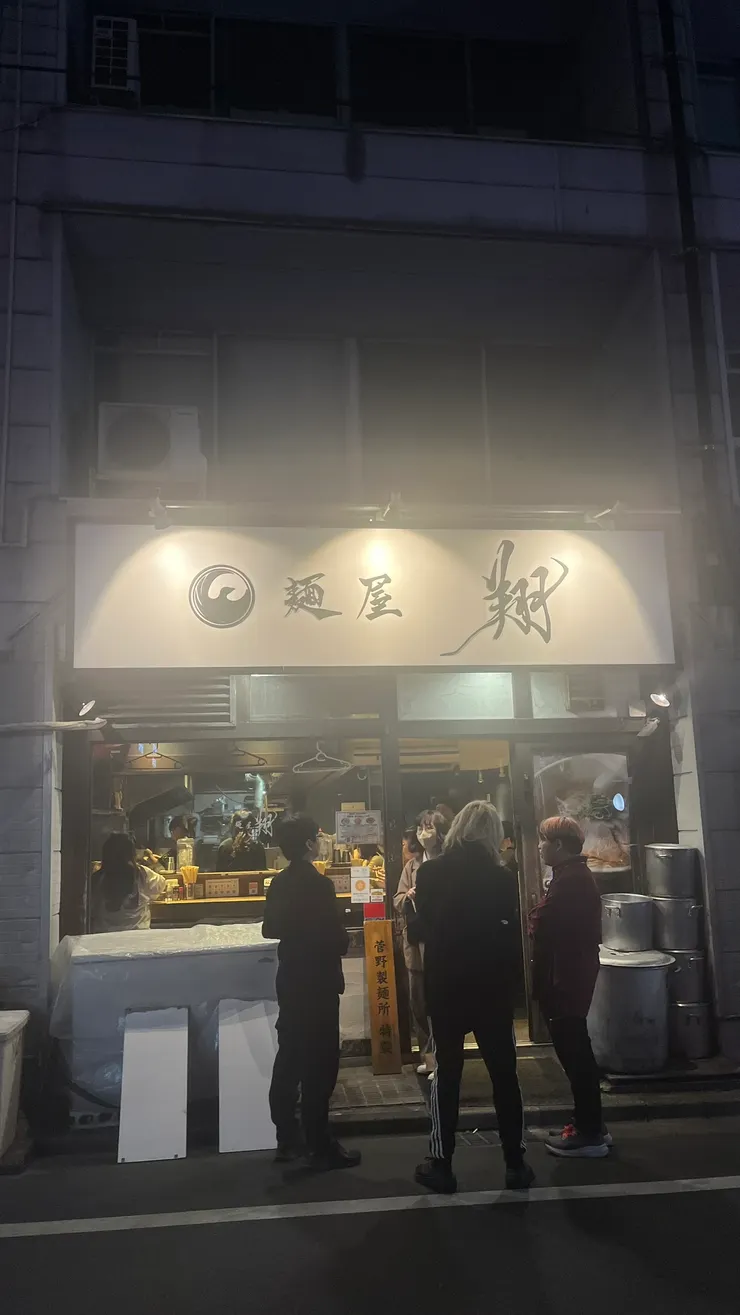 用餐時分稍微排隊很正常。