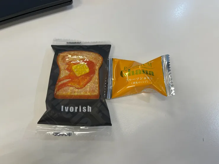 同事從日本帶回來的小蛋糕跟巧克力。