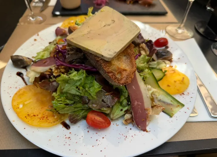 好大一塊鴨肝在沙拉上，太滿足的口感