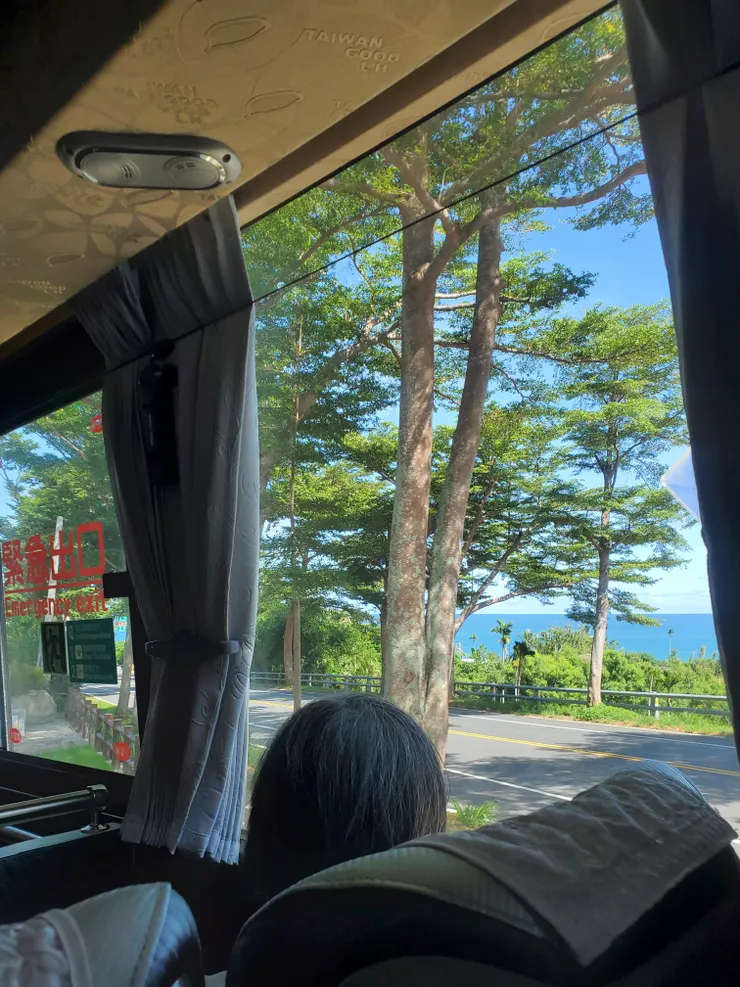 一路上天氣好好，坐在客運末座可以一覽東海岸的海