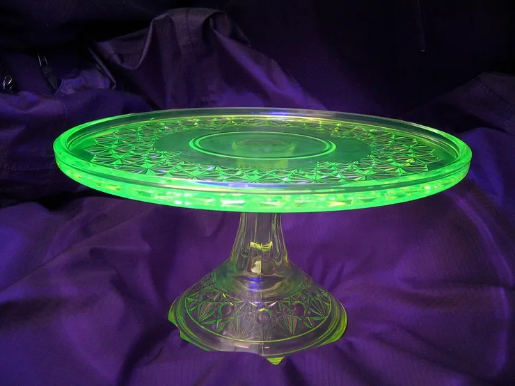 紫外線燈光照射下發光的鈾玻璃