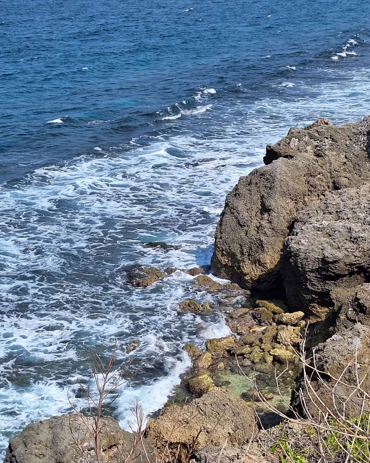 打向礁石的浪沫