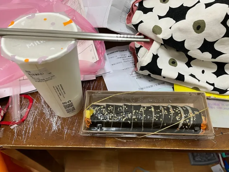 迷客夏的大杯嫩仙草凍奶+火腿飯捲。