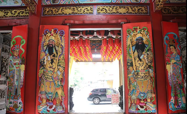 一整塊高 2公尺90公分,寬 95公分,厚 30公分的上等樟木,浮雕而成的「立體門神」,威武莊嚴氣勢磅礡。