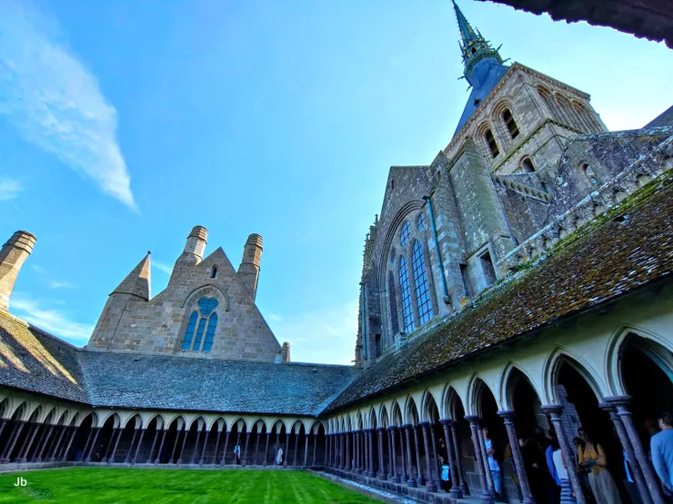 【迴廊不見修士沉思惟聞遊客讚聲！令人嘆為觀止的修道院迴廊，到處都很好拍。】