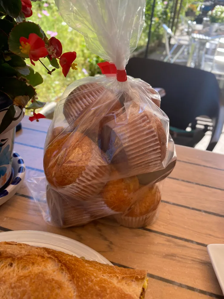 好吃的小蛋糕，後來也是我們交朋友的好物