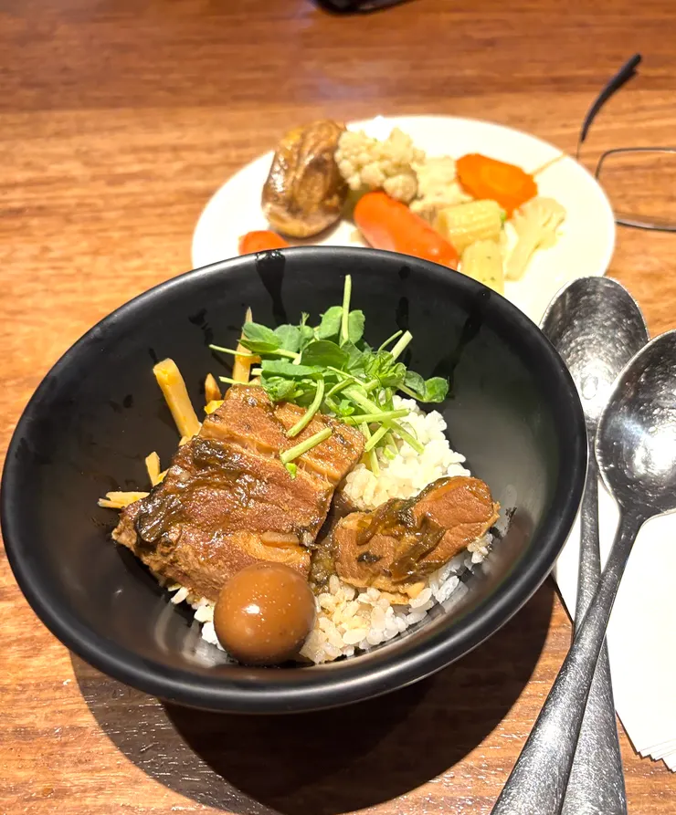 跟二航一樣地焢肉飯，一樣好吃。