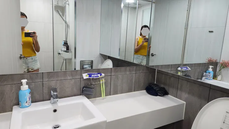 洗手間有雙面大鏡櫃，女生看到一定會尖叫！