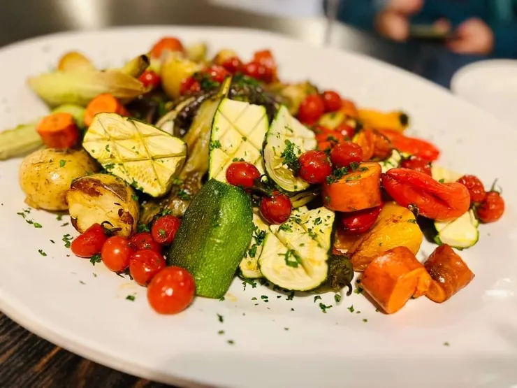 美食與好酒是朋友聚會不可或缺的元素，微醺狀態更能拉近朋友的距離，消弭彼此隔閡。