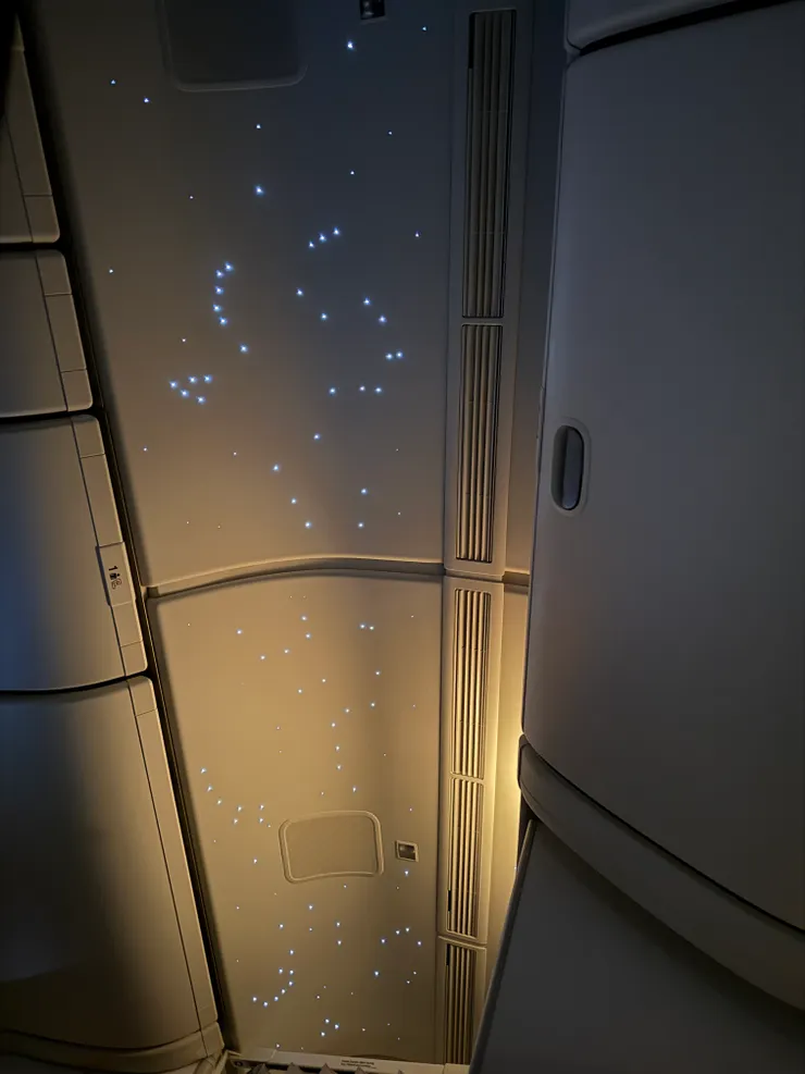 飛機的天花板有星空的設計，很漂亮