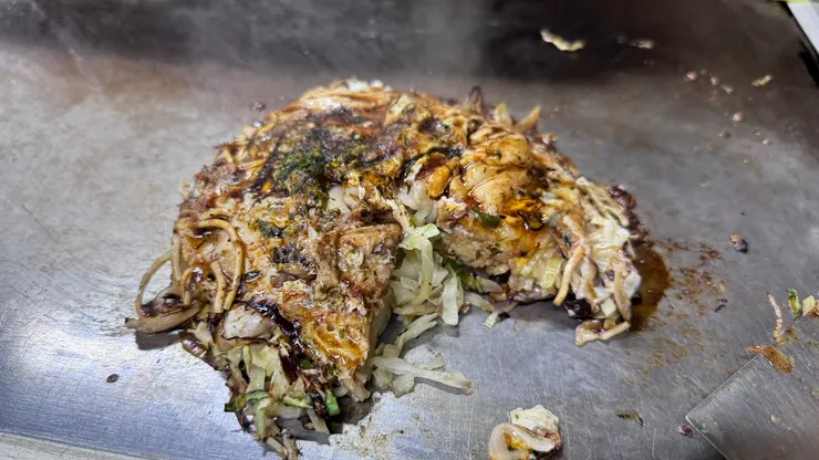 由大量高麗菜、麵、海鮮、蛋煎壓成的廣島燒