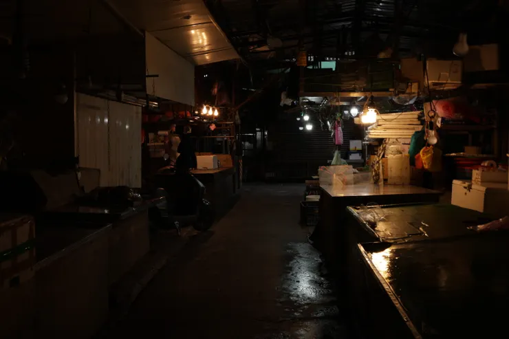 正在忙著處理豬肉的老闆