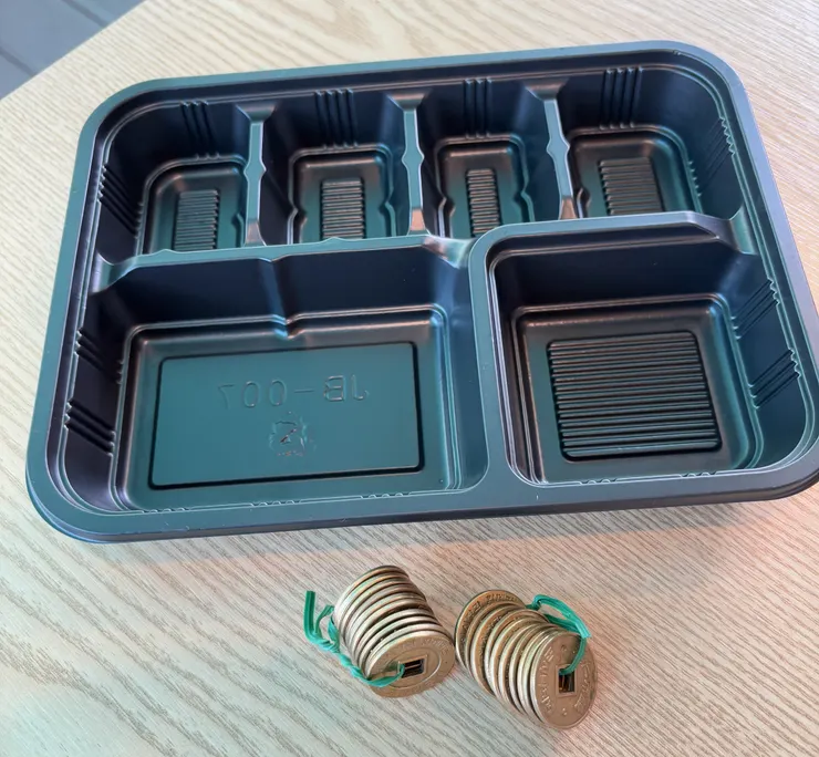 便當盒和古銅錢（自行拍攝）