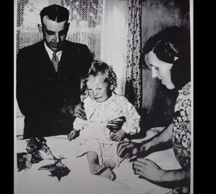 伊柏林為兒童治療（翻攝自布萊克教授演講簡報）