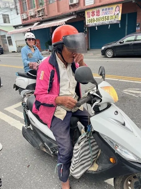 進到瑞穗停紅燈時，就遇到機車阿伯請我們吃檳榔